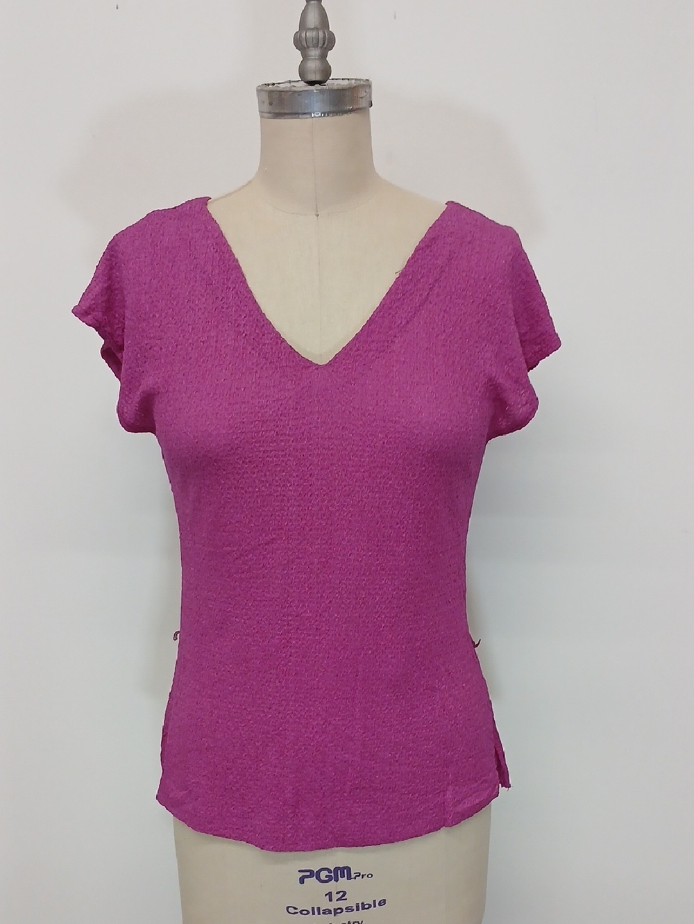 Vintage Robin Joy Jrs. Women's Magenta V-Neck Short Sleeve Top
